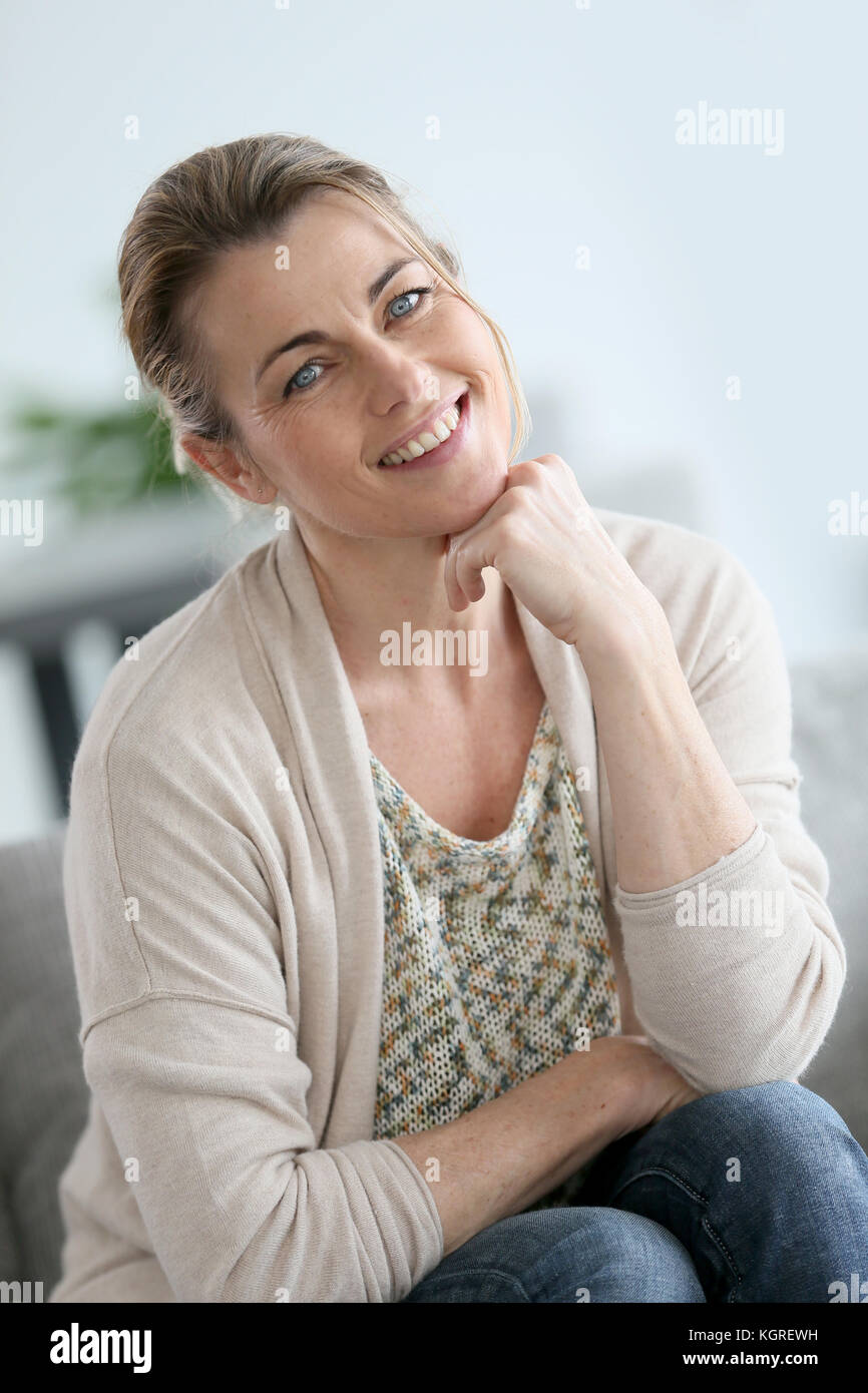Portrait von attraktiven Frau mittleren Alters Stockfoto
