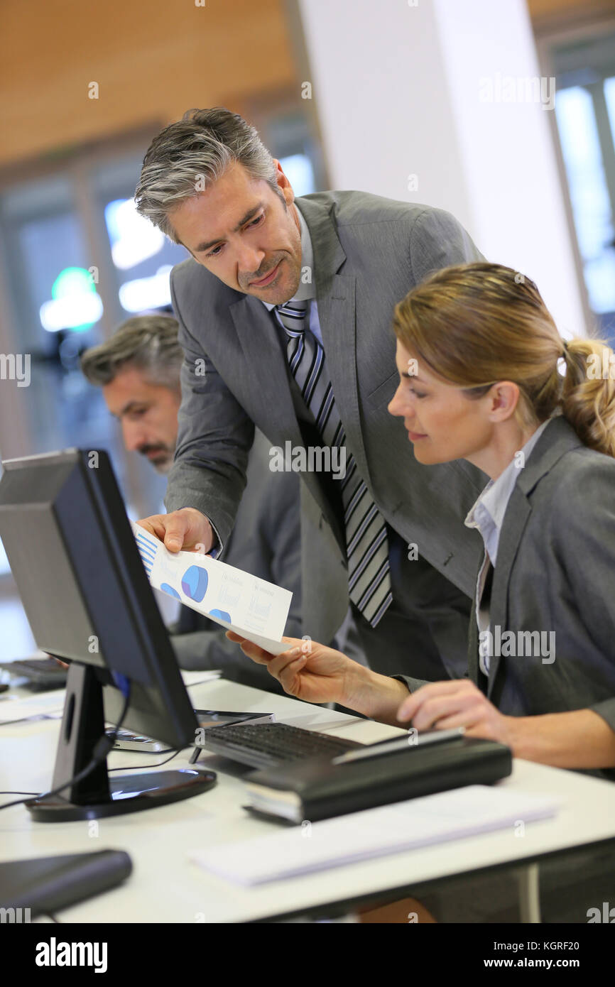 Business Leute, die im Büro auf dem Desktop-Computer Stockfoto