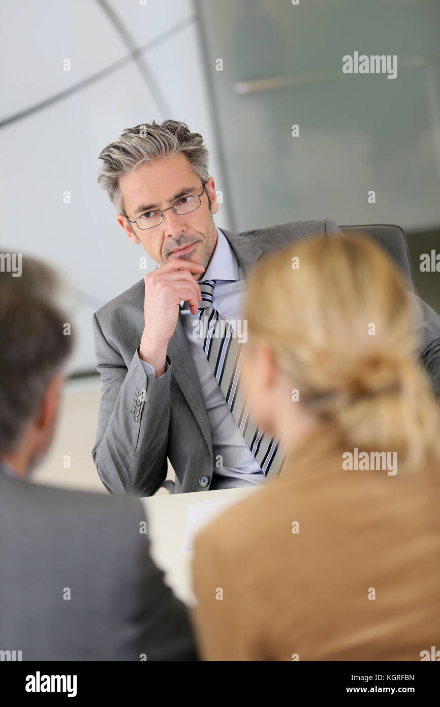 Berater hören auf Clients in Sitzung Stockfoto