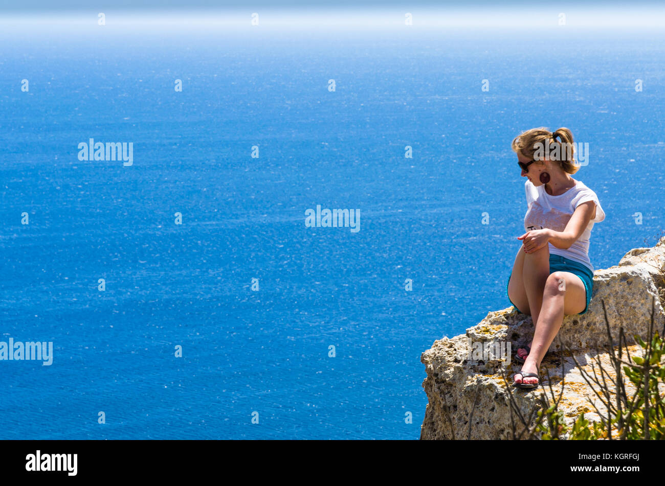 Eine junge Frau und die große blaue Meer Stockfoto