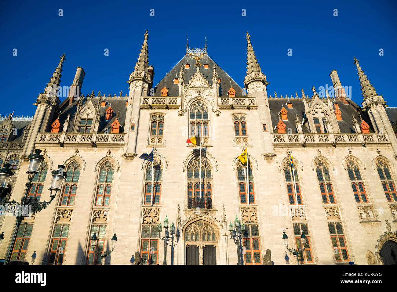 Neugotischem Gebäude der Provinz Gericht - provinciaal Hof, auf dem Marktplatz in Brügge, Belgien. Stockfoto