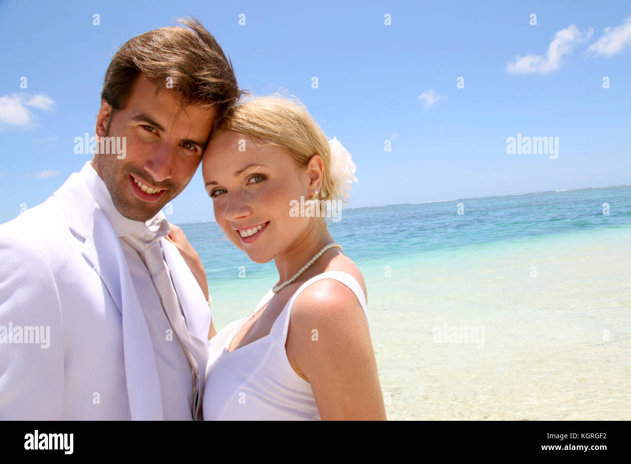 Portrait von frisch verheiratete Ehepaar am Strand Stockfoto