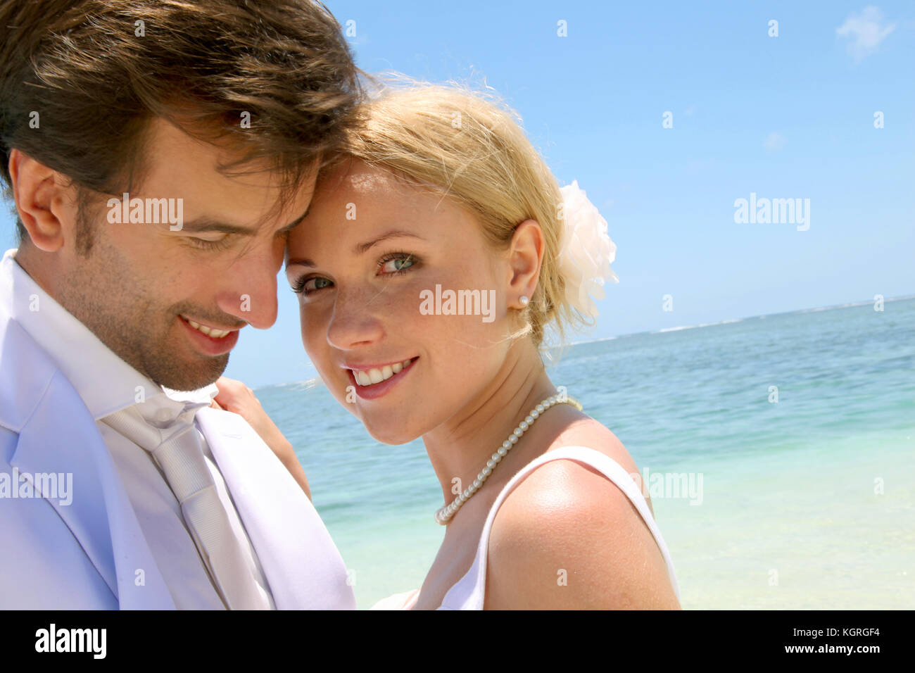 Portrait von frisch verheiratete Ehepaar am Strand Stockfoto