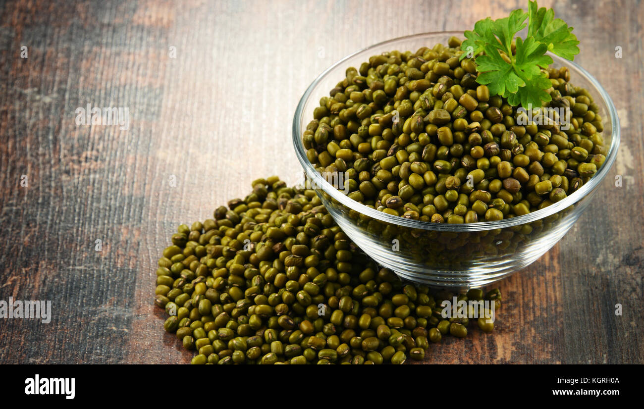 Komposition mit Schüssel der Vigna mungo Bean auf hölzernen Tisch. Stockfoto