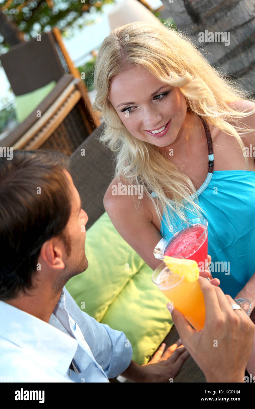 Frisch verheiratete Ehepaar in einem Cocktail in Luxury Resort Stockfoto