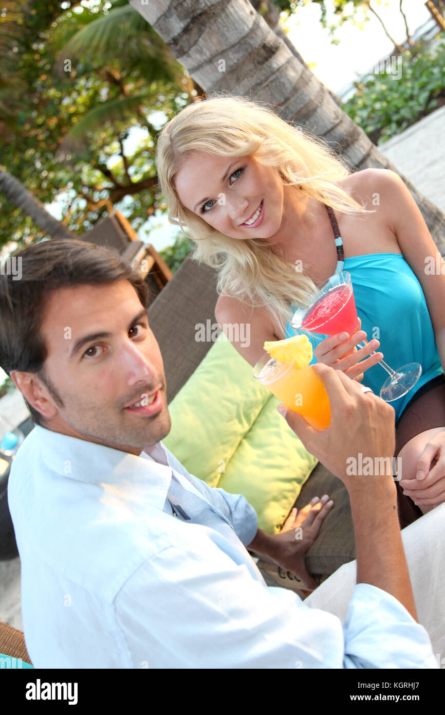 Frisch verheiratete Ehepaar in einem Cocktail in Luxury Resort Stockfoto