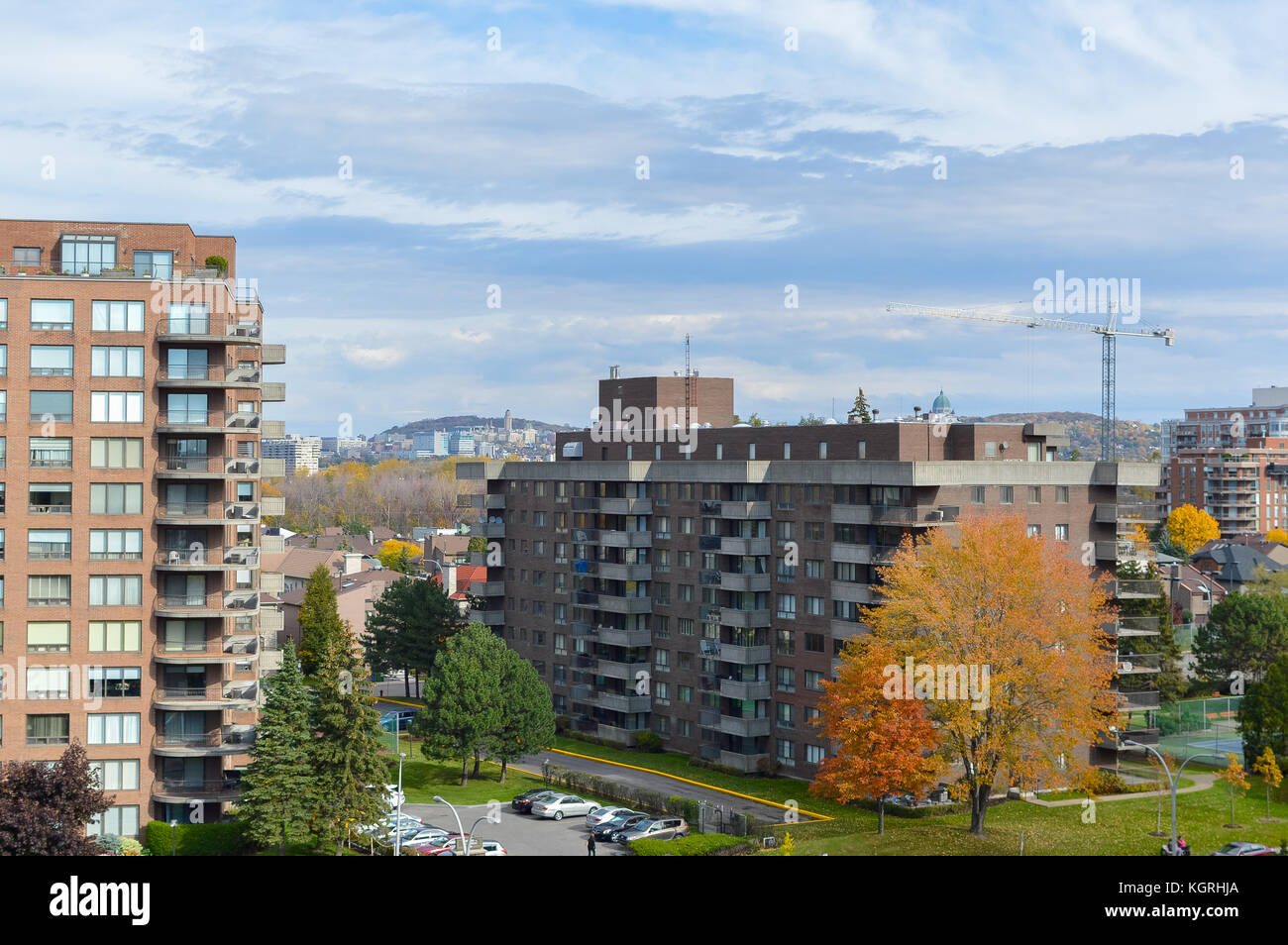 Moderne Eigentumswohnung Gebäude mit riesigen Fenstern im Herbst in Montreal, Kanada. Stockfoto