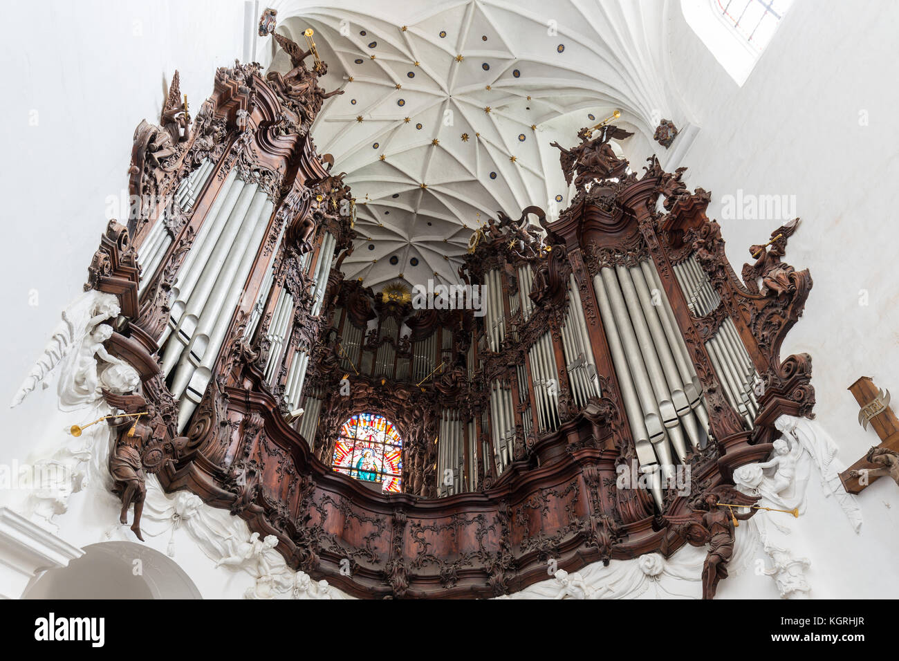 Große Orgel an der oliwa Oliwa archcathedral in Danzig, Polen, gesehen von unten. Stockfoto