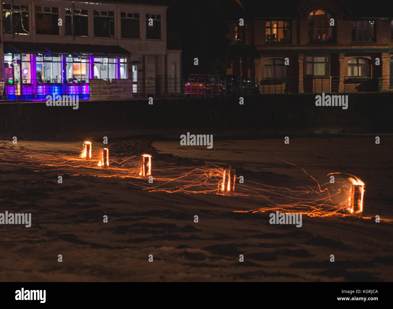 Lagerfeuer Nacht in Port Erin Strand, Vorbereitung für Feuerwerkskörper Stockfoto