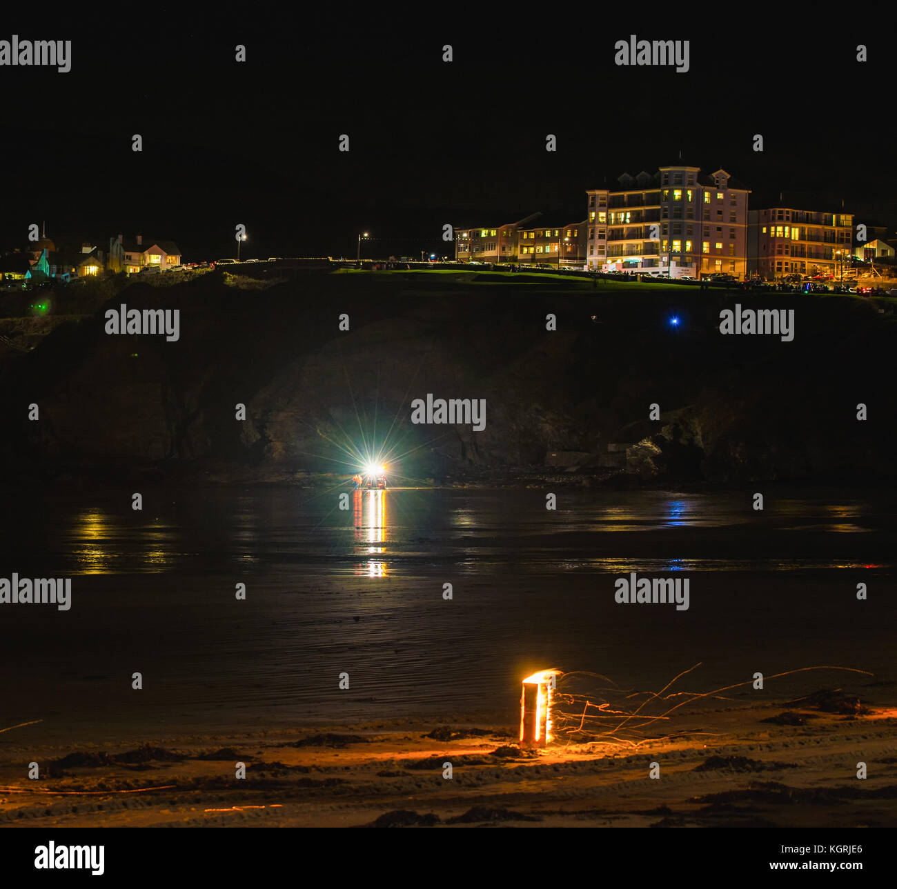 Lagerfeuer Nacht in Port Erin Strand, Vorbereitung für Feuerwerkskörper Stockfoto