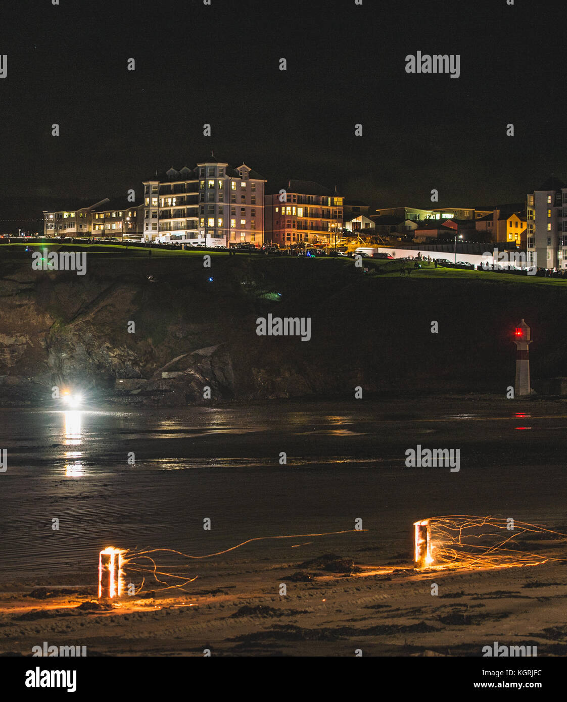 Lagerfeuer Nacht in Port Erin Strand, Vorbereitung für Feuerwerkskörper Stockfoto