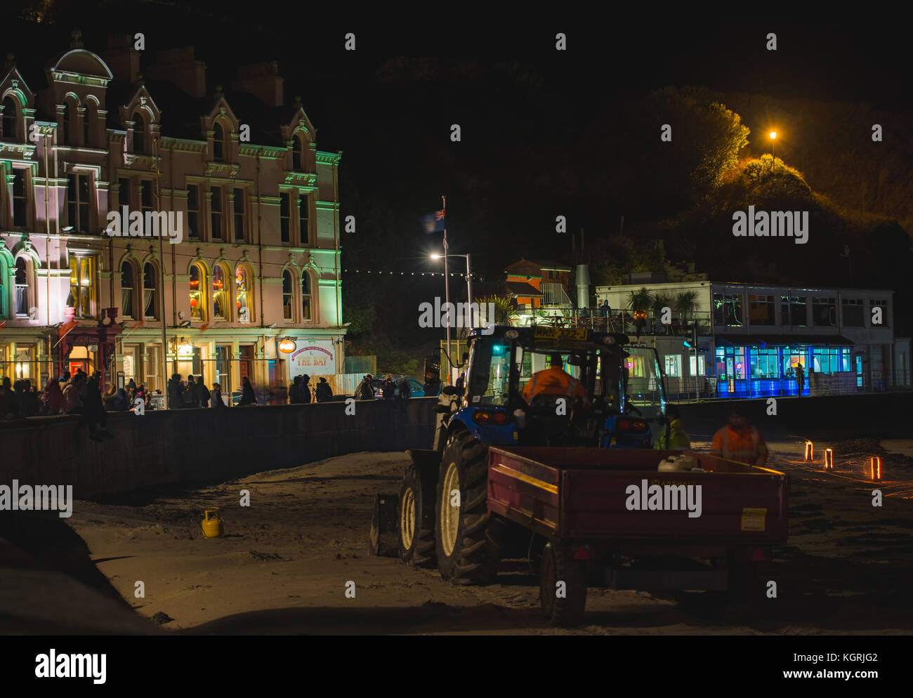 Lagerfeuer Nacht in Port Erin Strand, Vorbereitung für Feuerwerkskörper Stockfoto