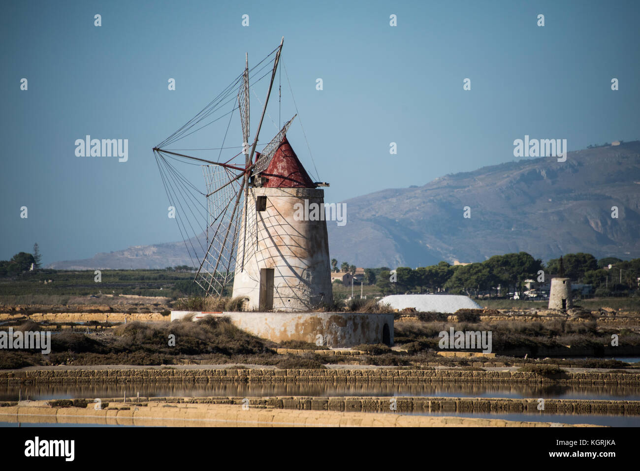 Alte Windmühle benutzt, um Wasser von den Salinen, moxia, Marsala, Sizilien Stockfoto