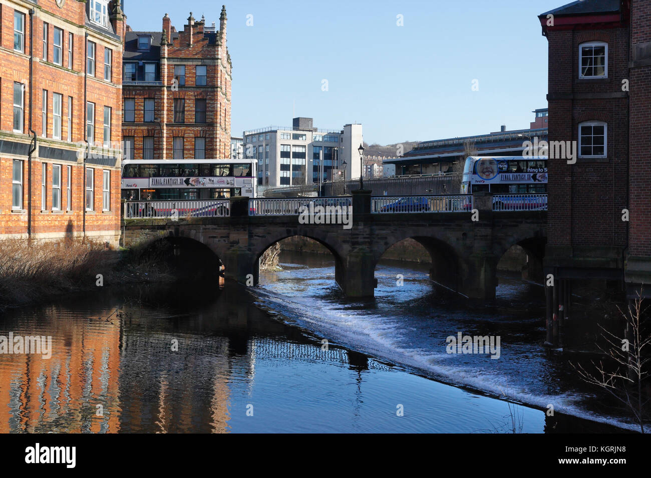 Ladys Bridge Wehr und River Don in Sheffield England, Stadtzentrum Gebäude am Flussufer Stockfoto