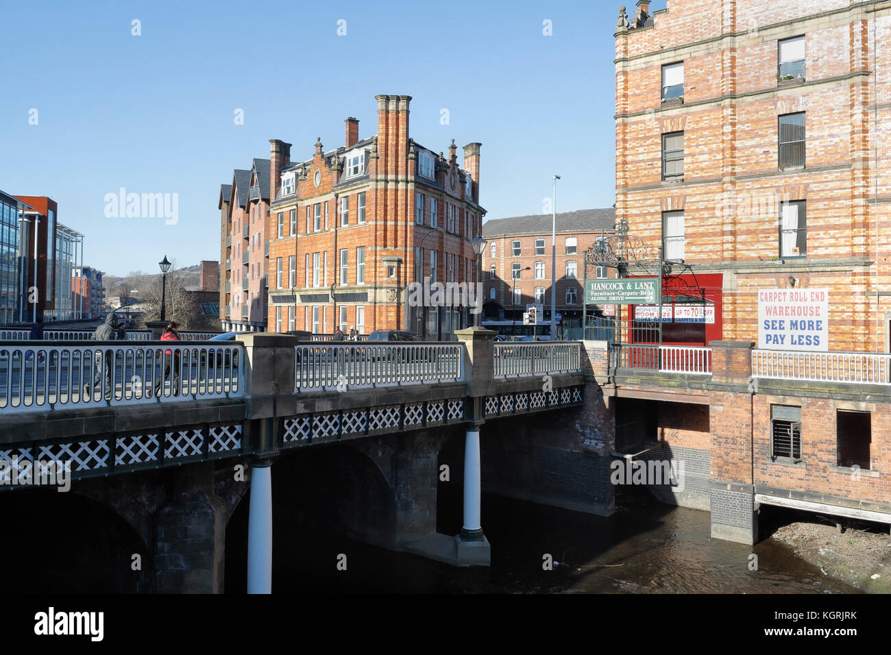 Ladys Bridge und River Don in Sheffield England, Großbritannien, Stadtzentrum, Gebäude am Flussufer, orange Ziegel Stockfoto