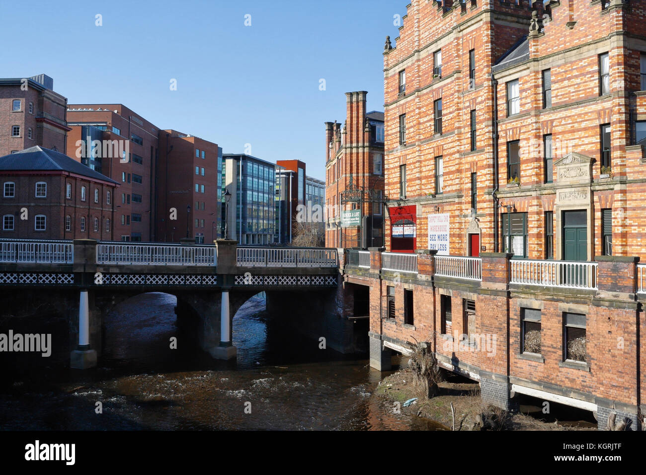 Ladys Bridge und River Don in Sheffield England, Großbritannien, Stadtzentrum, Gebäude am Flussufer, orange Ziegel Stockfoto