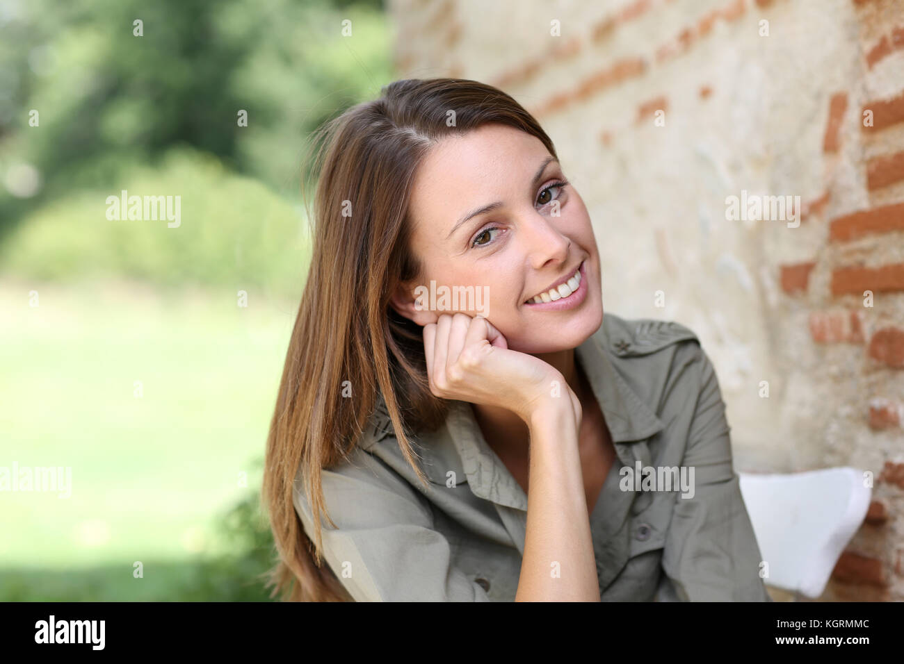 Schöne Frau Entspannen am Wochenende Stockfoto