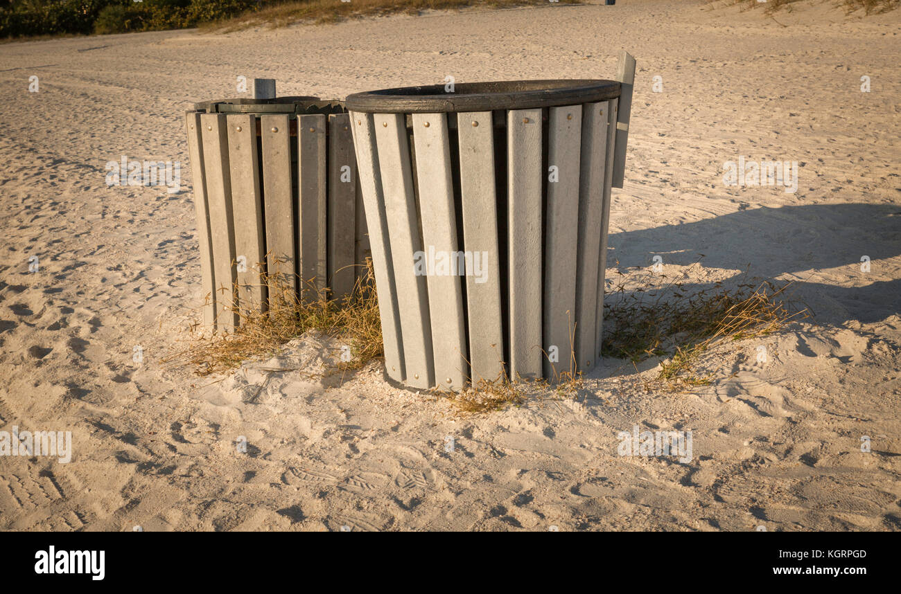 Abfallbehälter aus Kunststoff an einem Strand in Florida Stockfoto