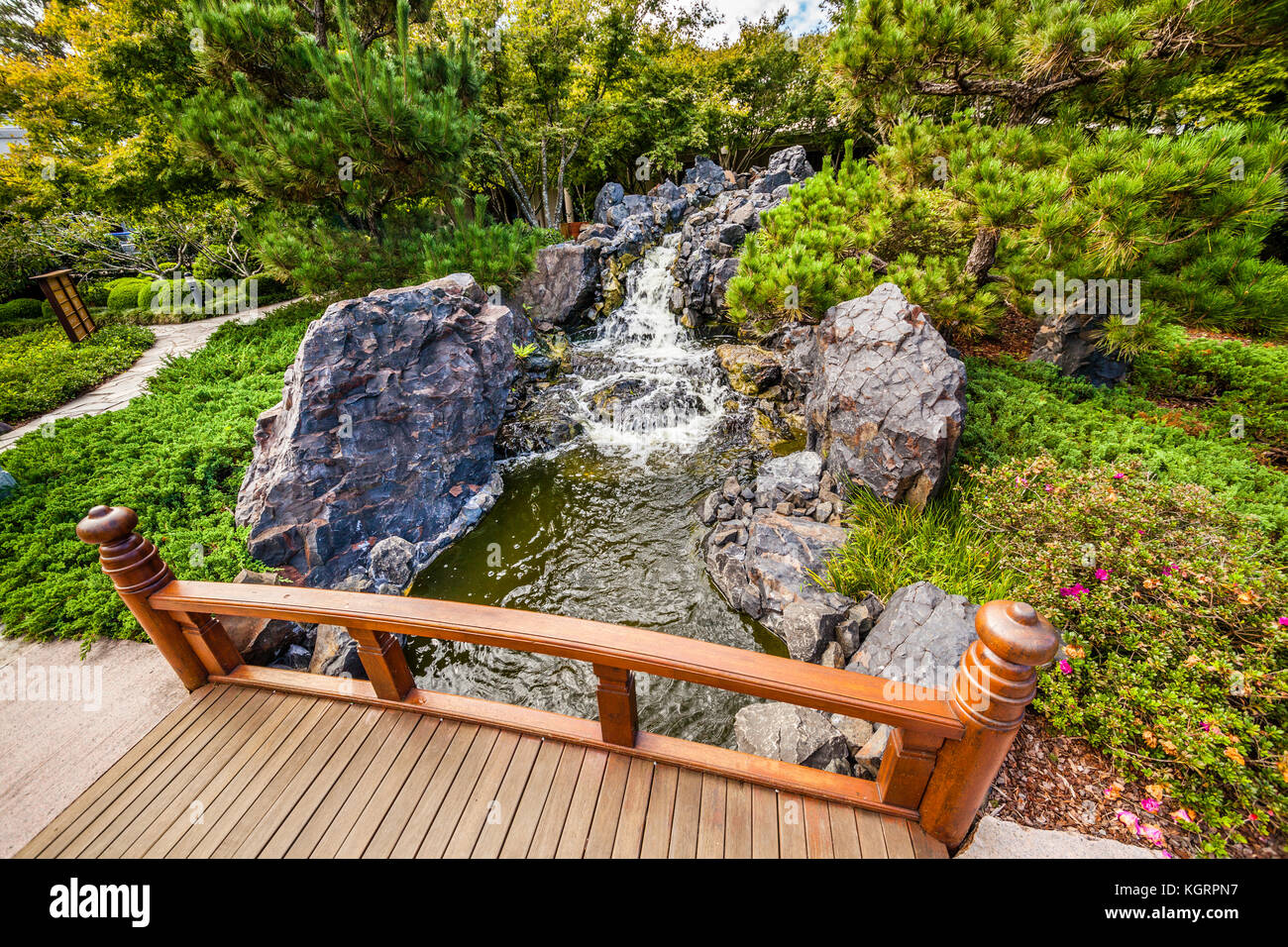 Australien, New South Wales, Central Coast, Osten Gosford, ornamentalen Brücke am Edogawa Commemorative Garten Stockfoto