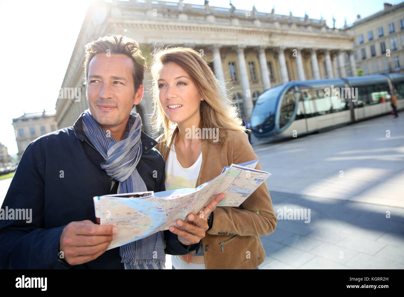 Freundliche Paar in Bordeaux lesen Stadtplan Stockfoto