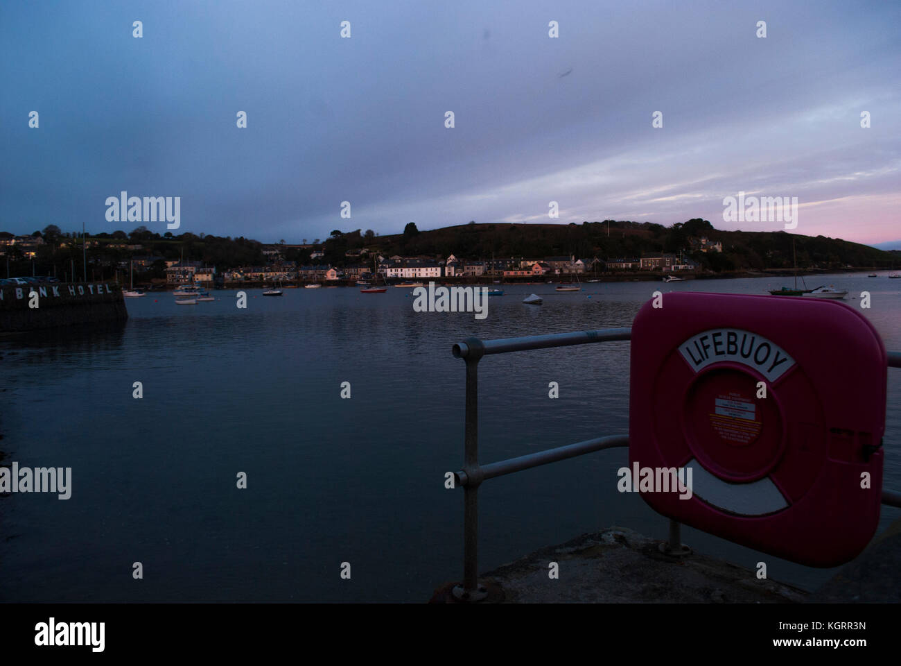 Cornish Hafen mit Rettungsring Stockfoto