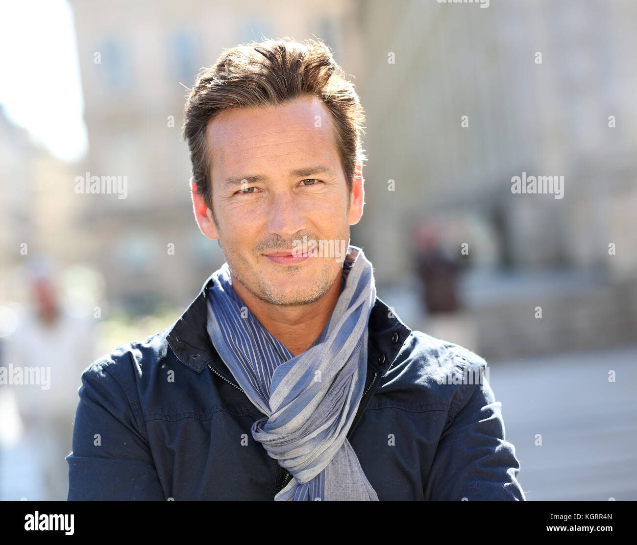 Das Lächeln der 40-jährige Mann in der Stadt Stockfoto