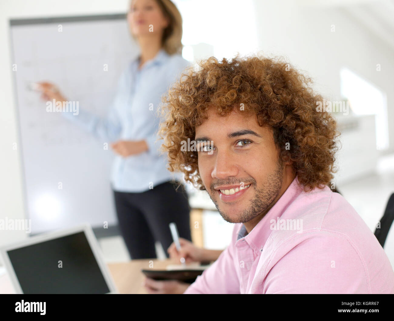 Lächelnd Geschäftsmann Teilnahme am Business Präsentation Stockfoto