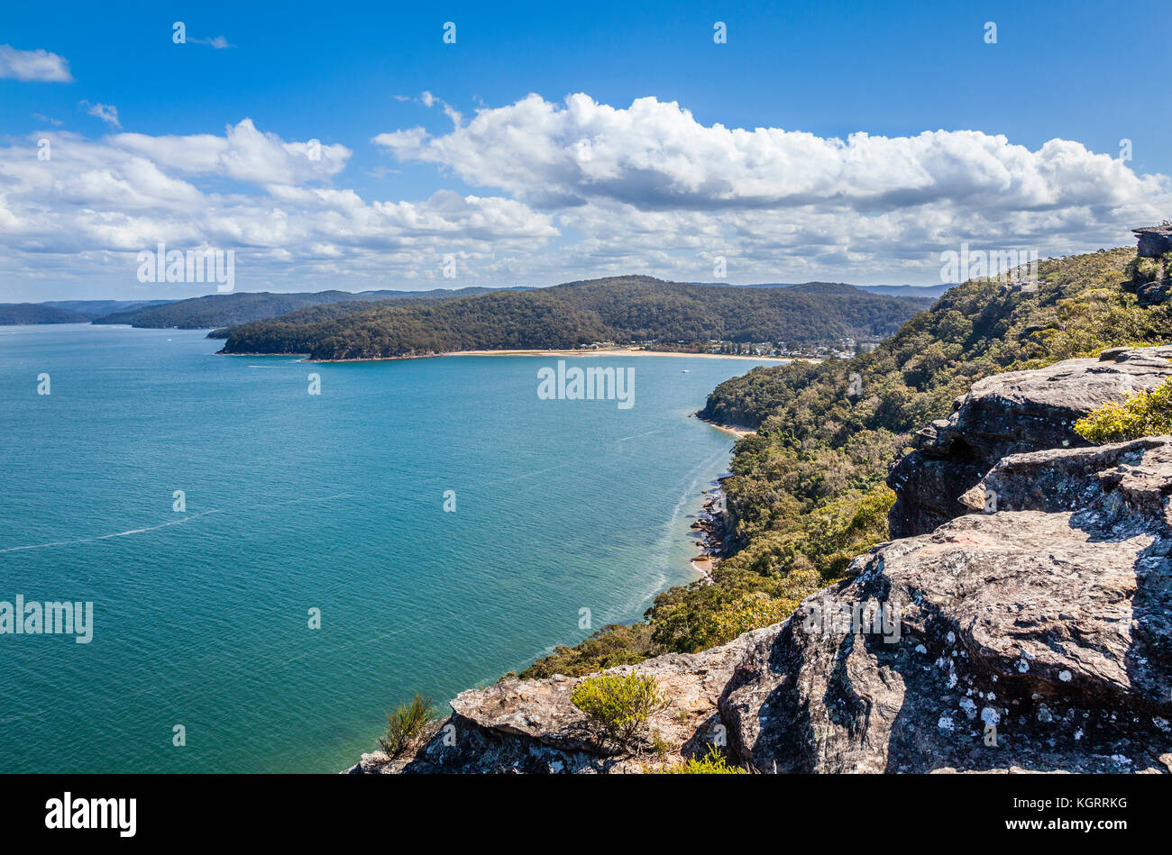 Australien, New South Wales, Central Coast, Brisbane Wasser National Park, Ansicht des Hawkesbury River; lebhafte Bucht und Strand von Warrah Patonga Suche Stockfoto