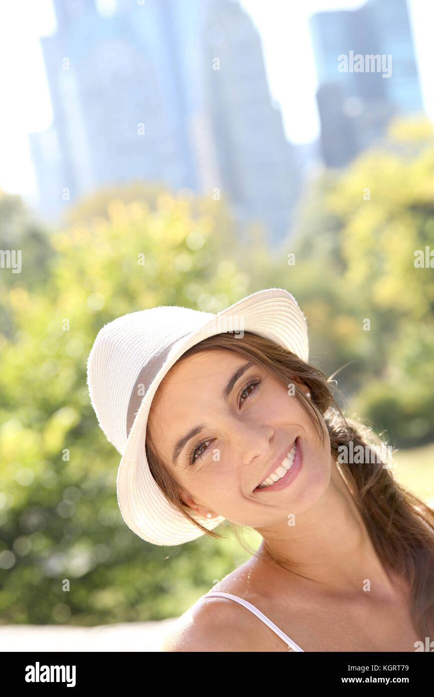 Porträt der schönen Frau mit Hut in Park Stockfoto