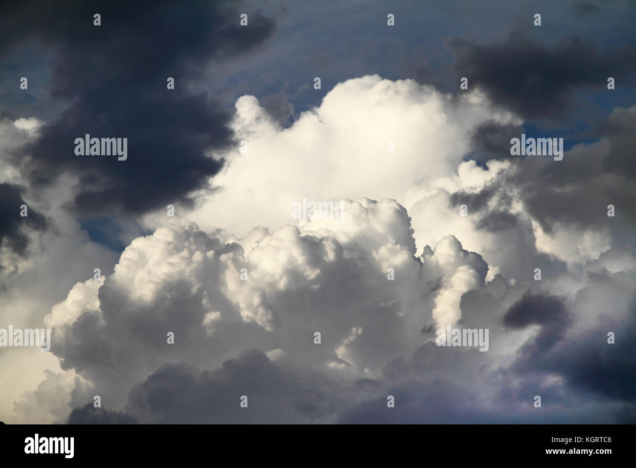 Stürmische Wolken im Norden von Spanien Stockfoto