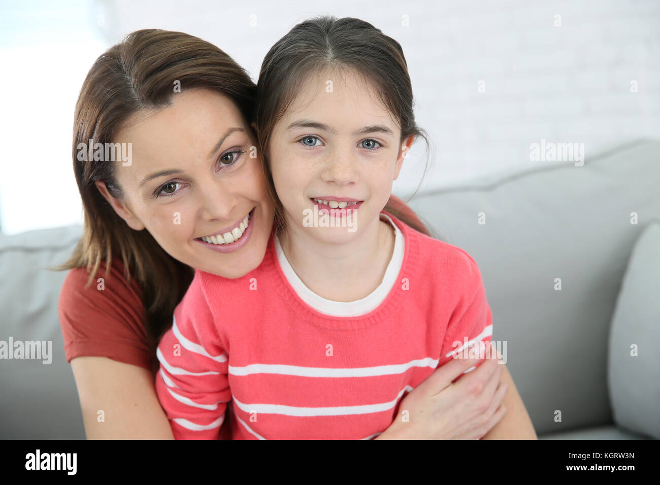 Portrait von Mutter und Tochter mit roten Hemd Stockfoto