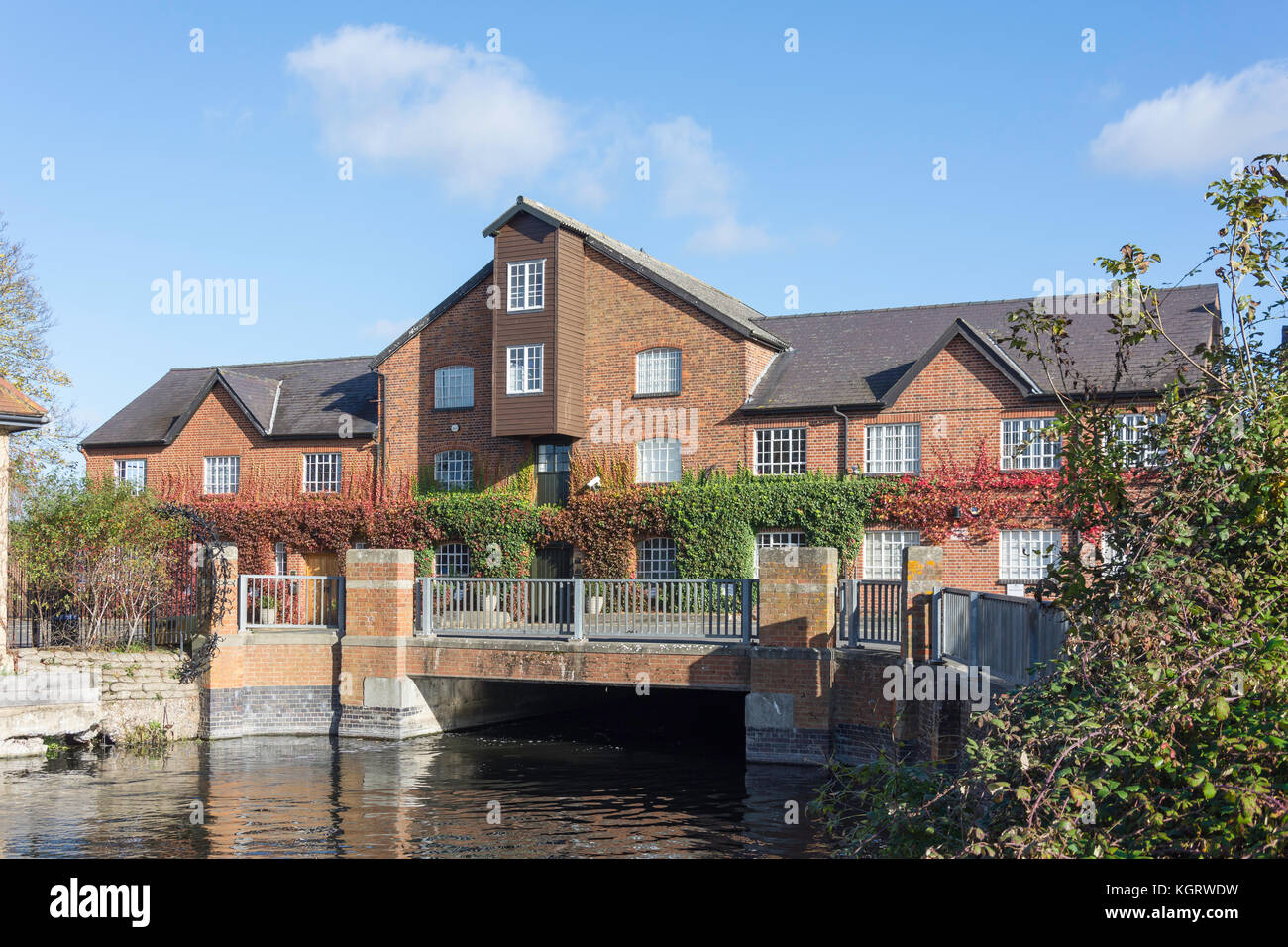 Die alte Mühle und den Fluss Colne, Horton Straße, Stanwell Moor, Surrey, England, Vereinigtes Königreich Stockfoto