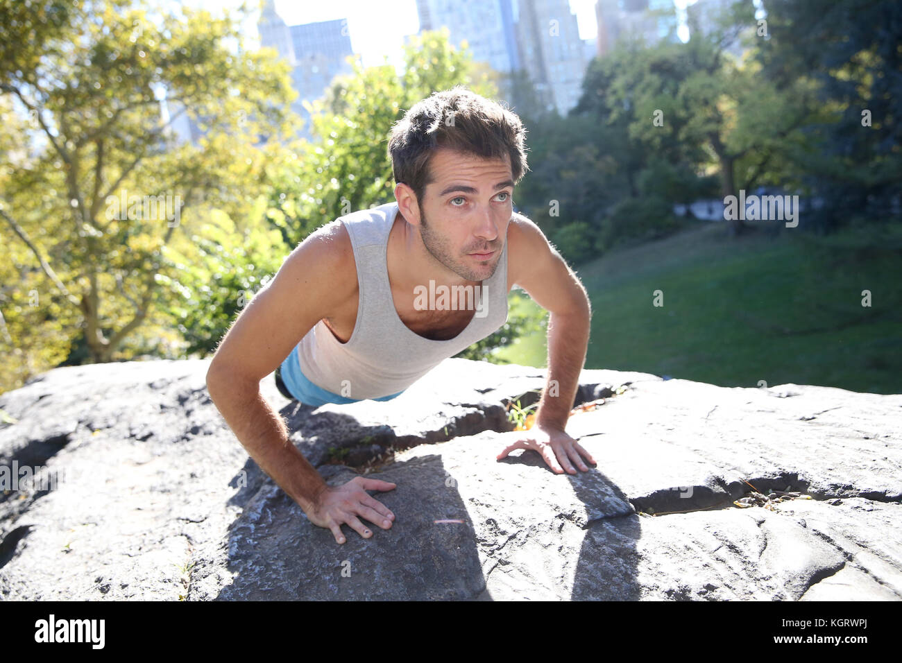 Athletischer Mann in Central Park pushups tun Stockfoto