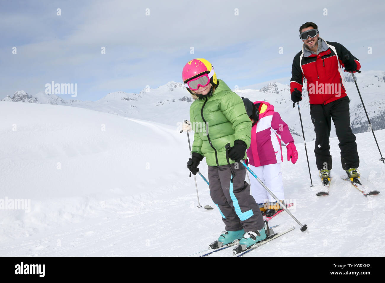 Familie Skifahren auf der Skipiste im Winter Stockfoto