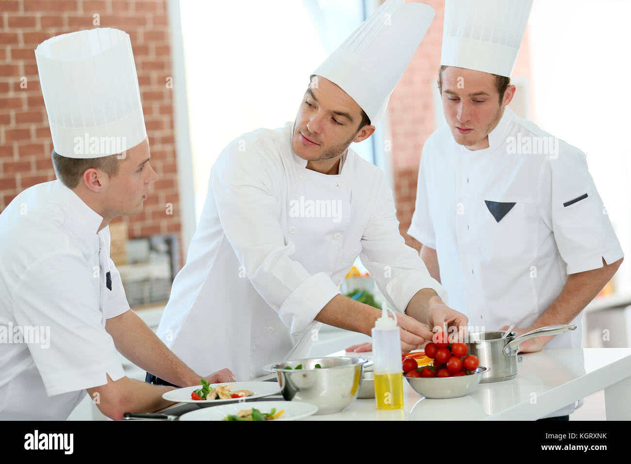 Chef der Ausbildung der Studenten im Restaurant Küche Stockfoto