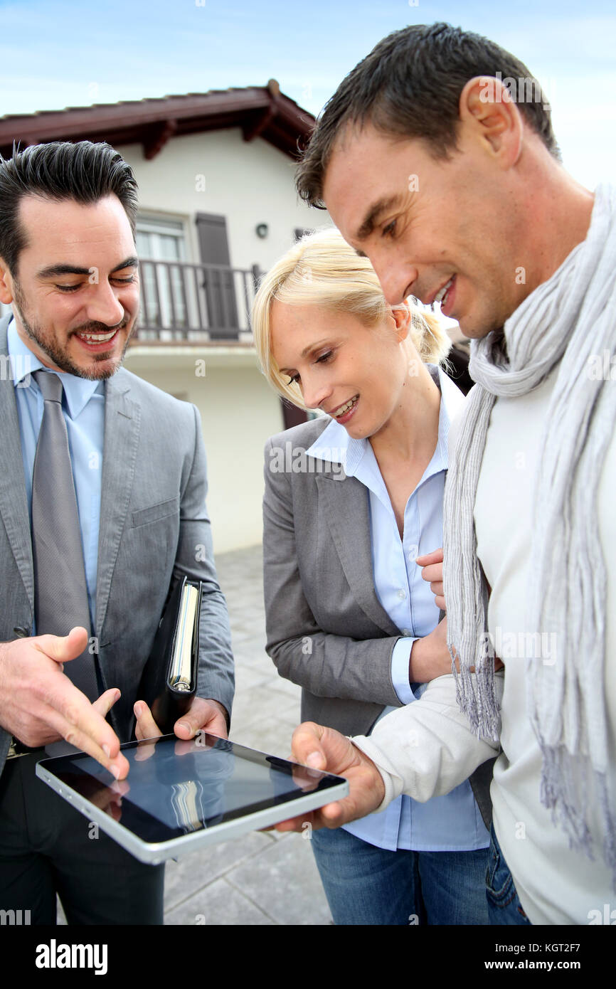 Immobilien-Agent angezeigt Haus plan auf digitalen Tablet Stockfoto