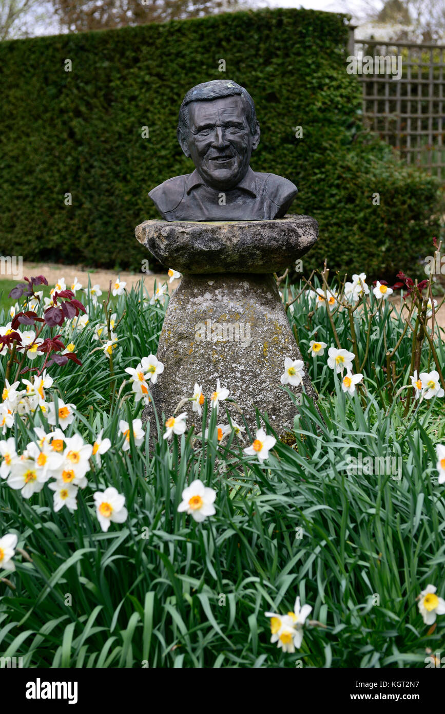 Barnsdale Gärten, Feder, Narzissen Barrett Browning, Geoff Hamilton, Büste, Figur, Statue, Denkmal, Gleichnis, BBC Gärtner Welt, Fernsehen, TV, Stockfoto