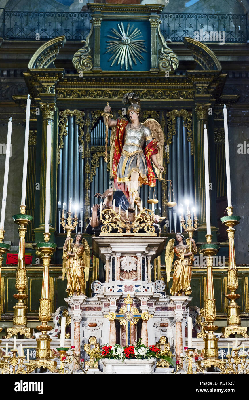 Alpes-Maritimes (06), Menton. Basilique Saint Michel Archange. Statue de Saint Michel terrassant le Dragon // Alpes-Maritimes (06), Menton. Saint-Mich Stockfoto
