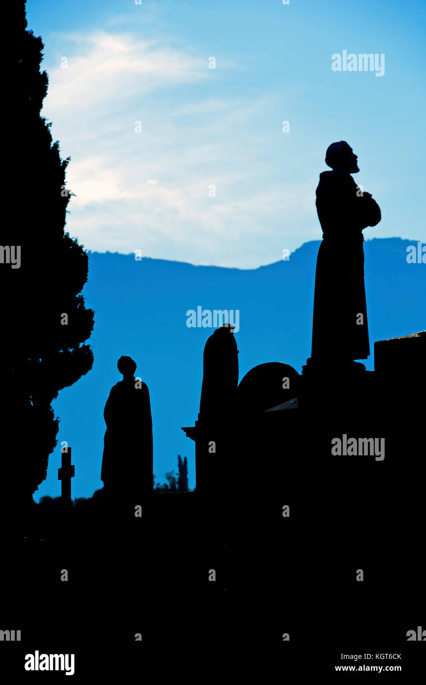 Alpes-Maritimes (06), Menton. Statuen der Heiligen au cimetière du vieux château // Frankreich. Alpes-Maritimes (06), Menton. Statuen von Heiligen auf dem Friedhof Stockfoto