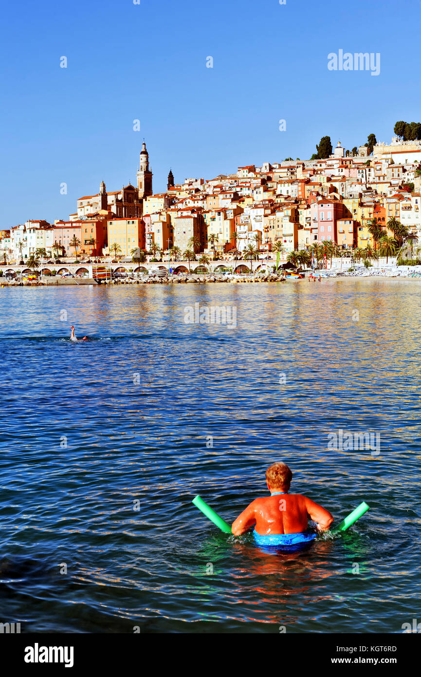 Alpes-Maritimes (06), Menton. Femme agée faisant des exercices de balnéothérapie //Frankreich. Alpes-Maritimes (06), Menton. Frau macht Balne-Übung Stockfoto