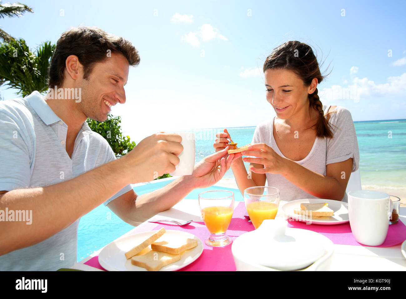 Paar beim Frühstück im Resort. Stockfoto