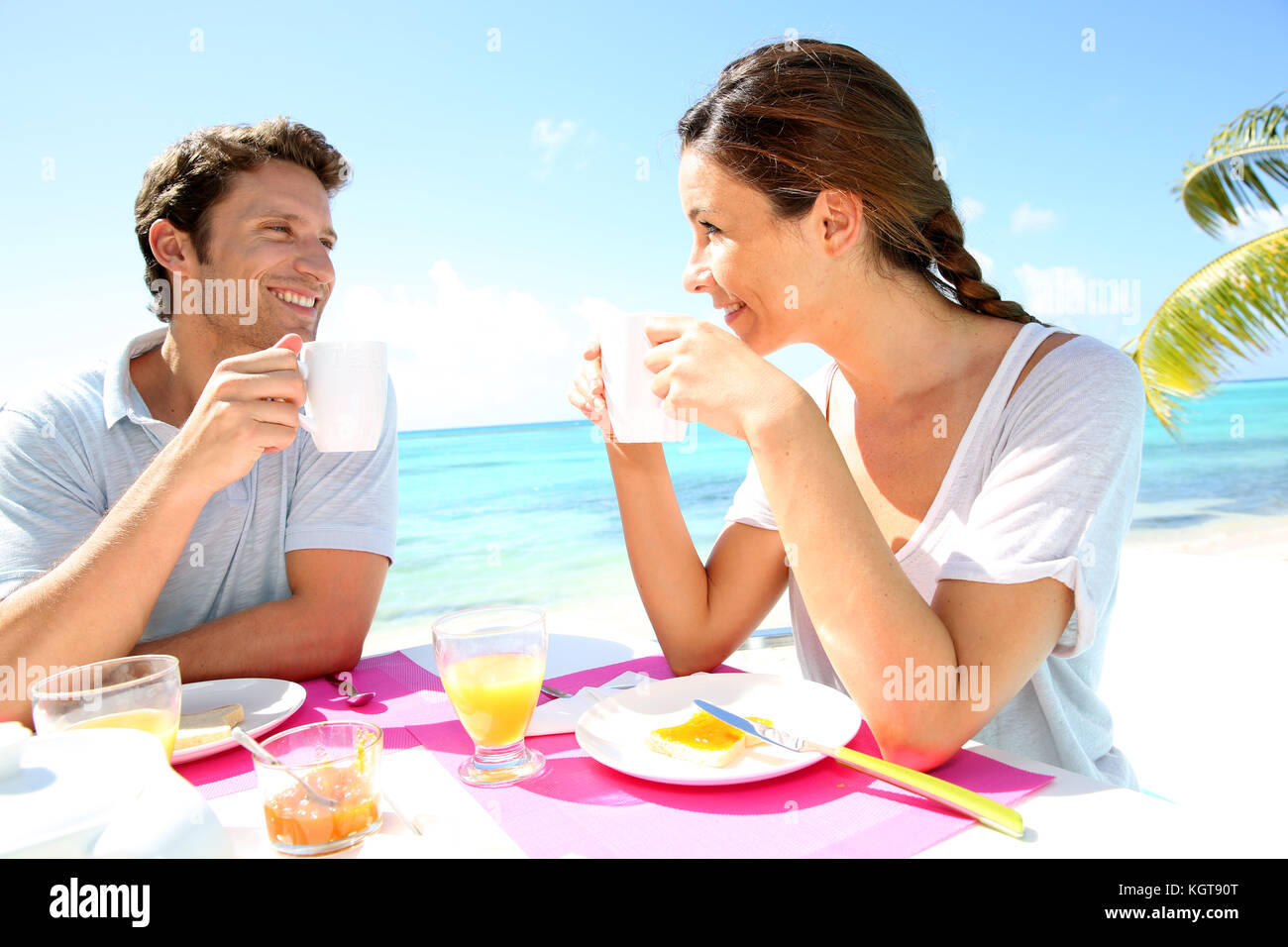 Paar beim Frühstück im Resort. Stockfoto