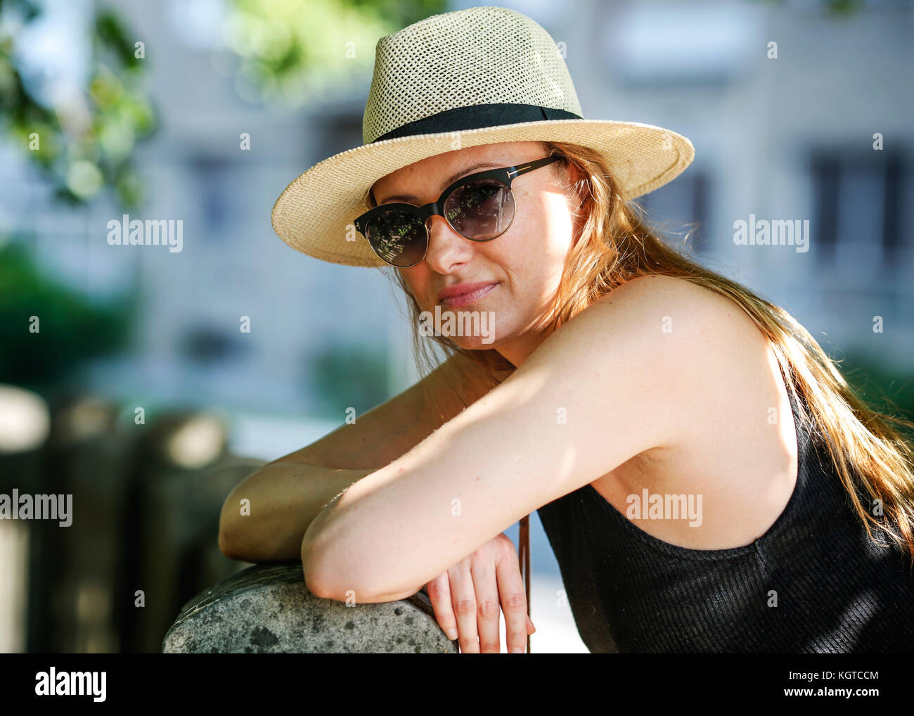 Junge attraktive natürliche blonde Mädchen auf der Straße, Street Style Fotografie Stockfoto