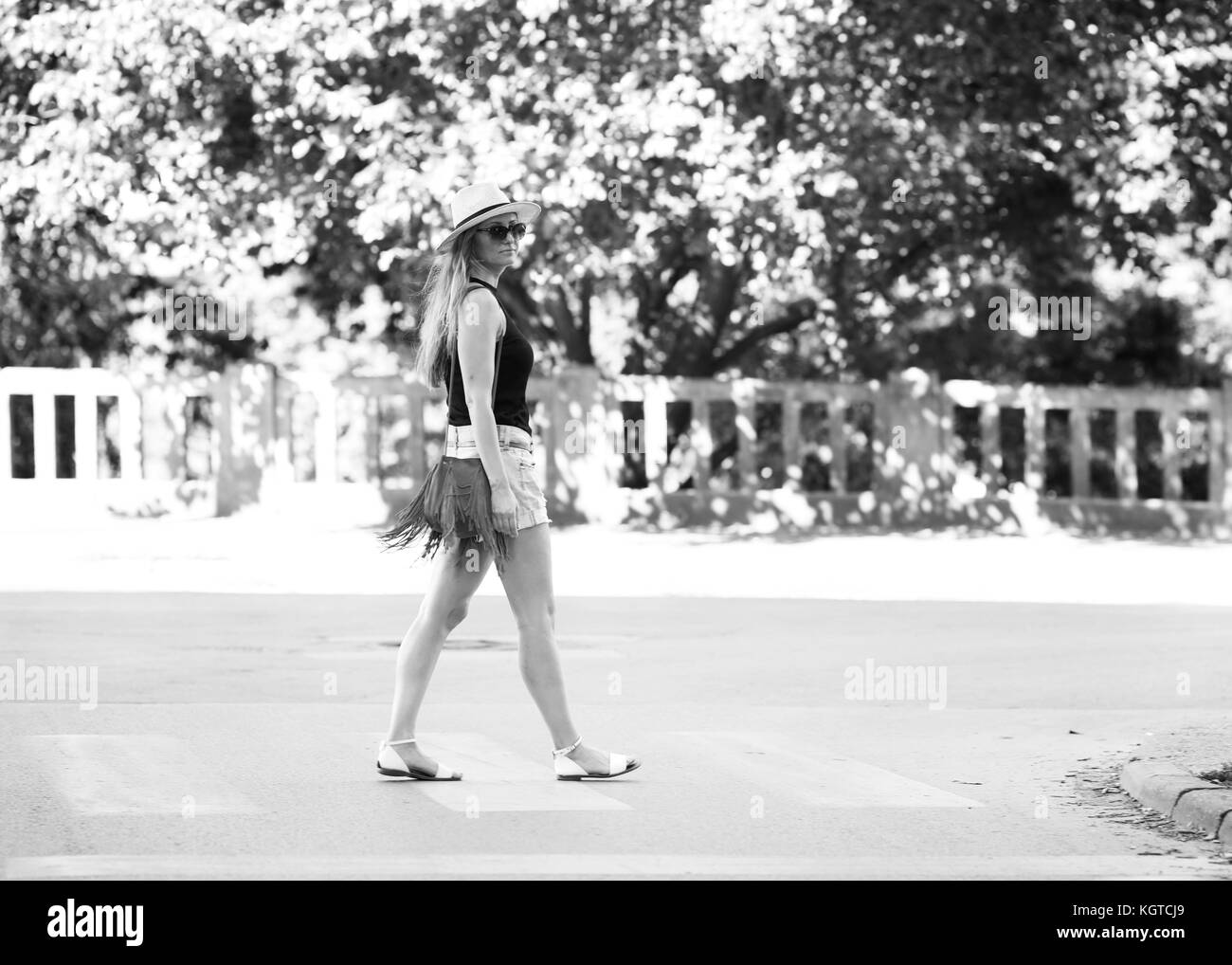 Junge attraktive natürliche blonde Mädchen auf der Straße, Street Style Fotografie Stockfoto