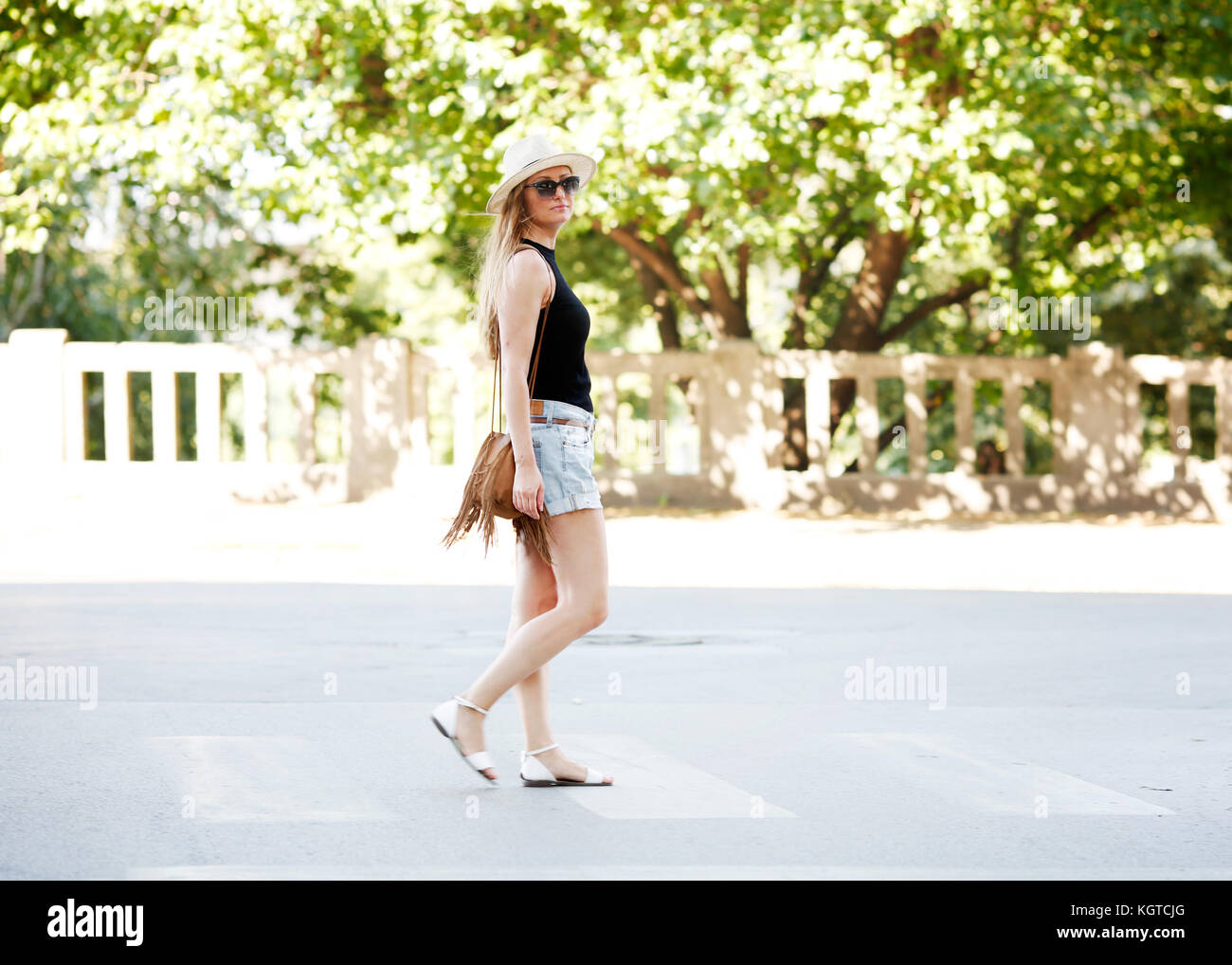 Junge attraktive natürliche blonde Mädchen auf der Straße, Street Style Fotografie Stockfoto