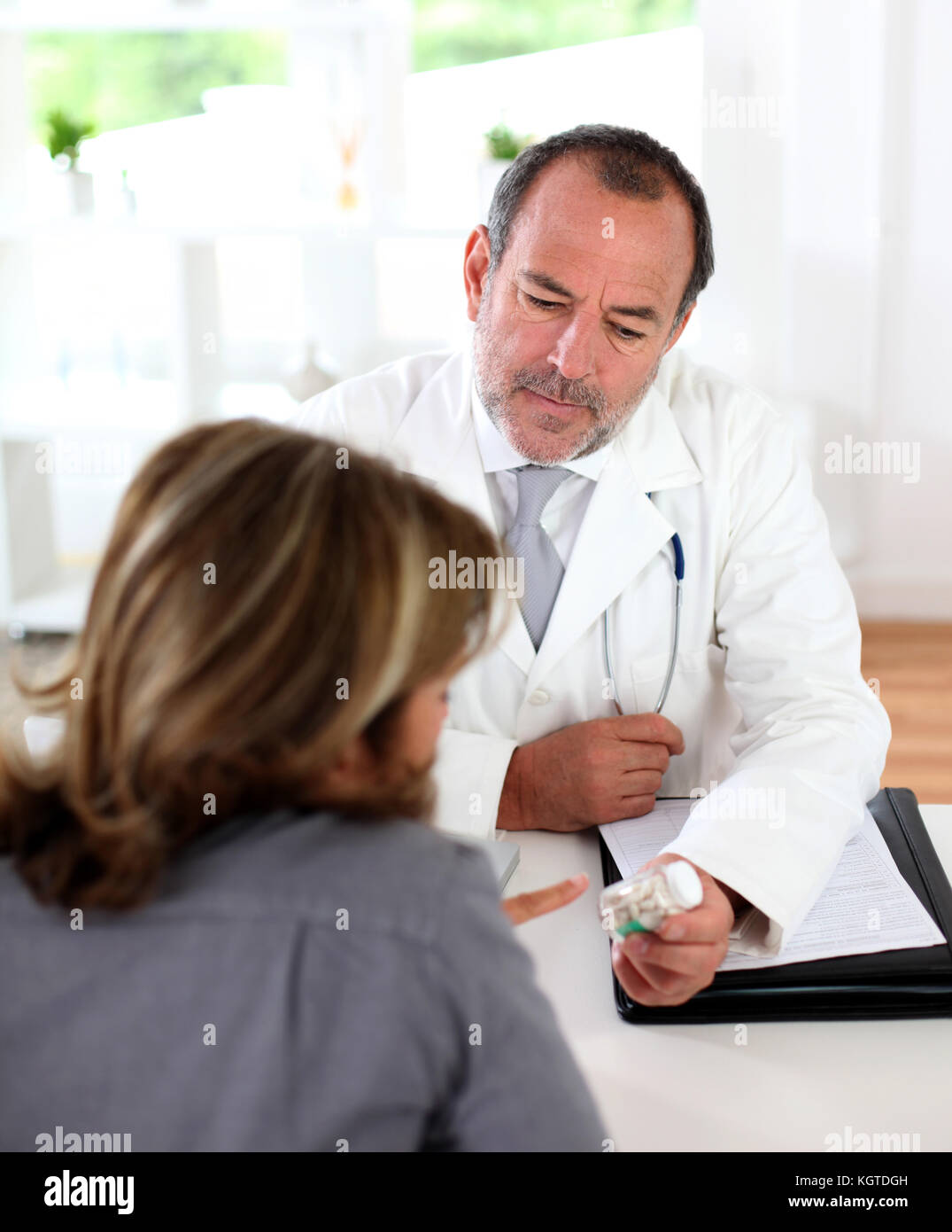 Arzt Verschreiben von Medikamenten an Patienten Stockfoto