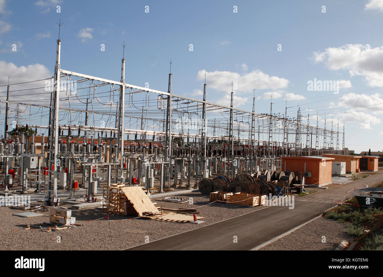 Arbeitnehmer installieren elektrische Hochspannung Türme in Mallorca. Stockfoto