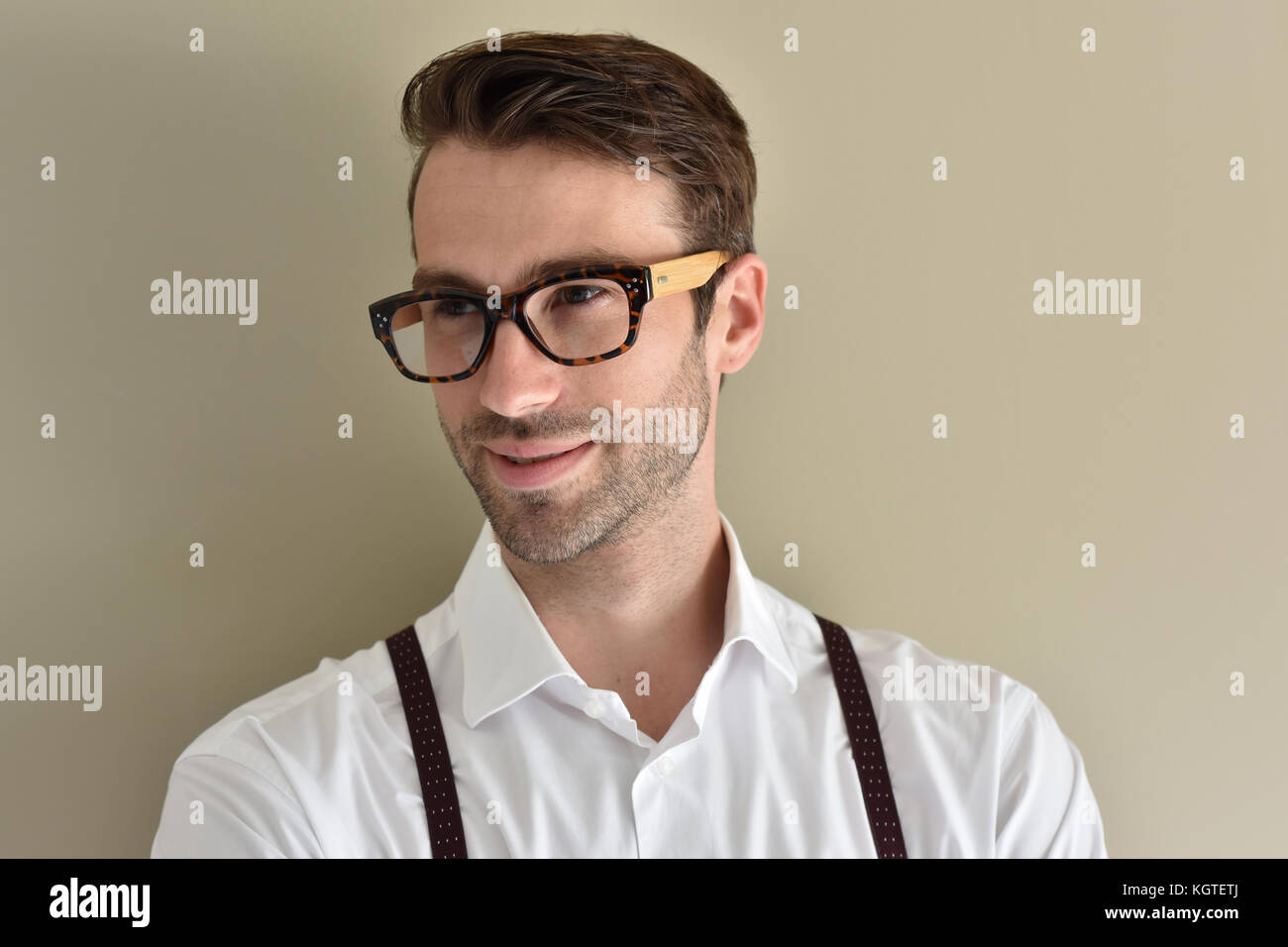 Stilvolle Kerl mit Brille und Hosenträger Stockfoto