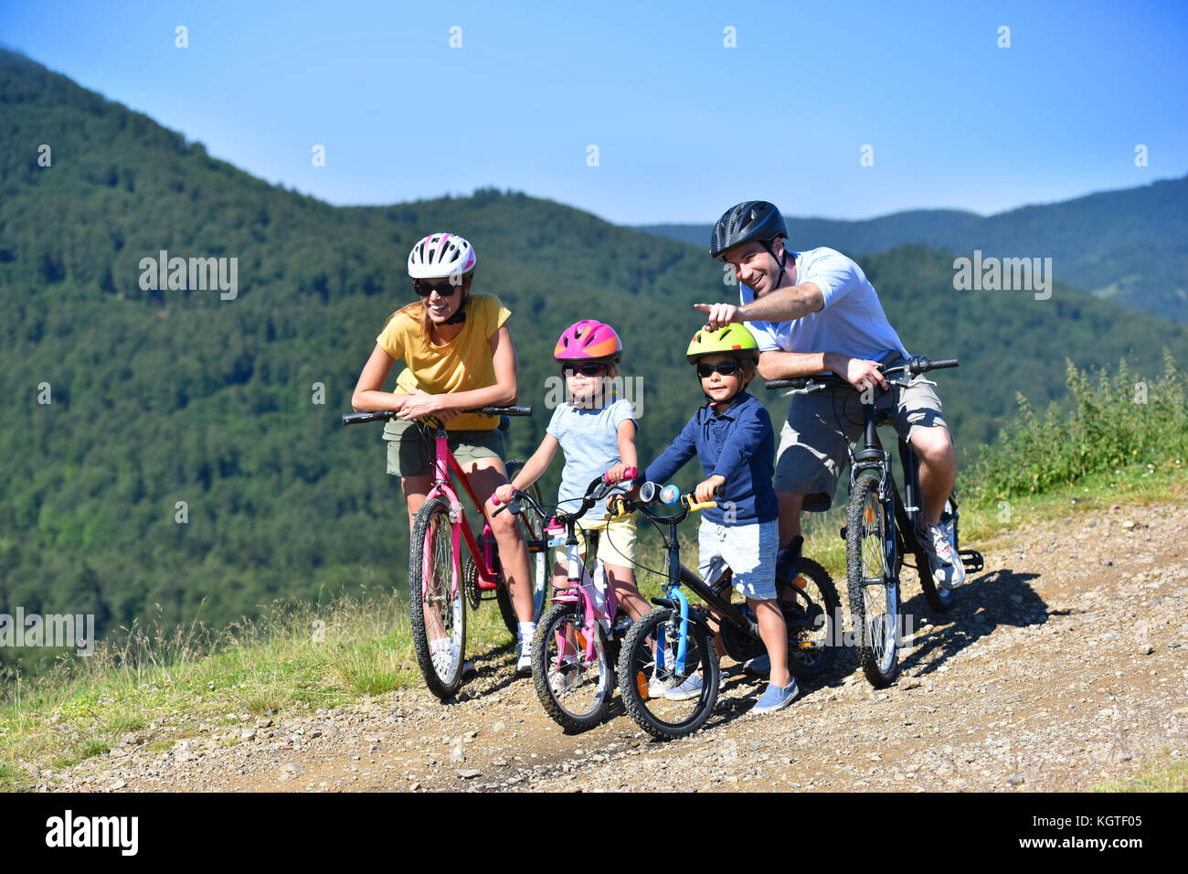 Familie auf einem Bike Tag, Eltern an der Landschaft zeigen Stockfoto