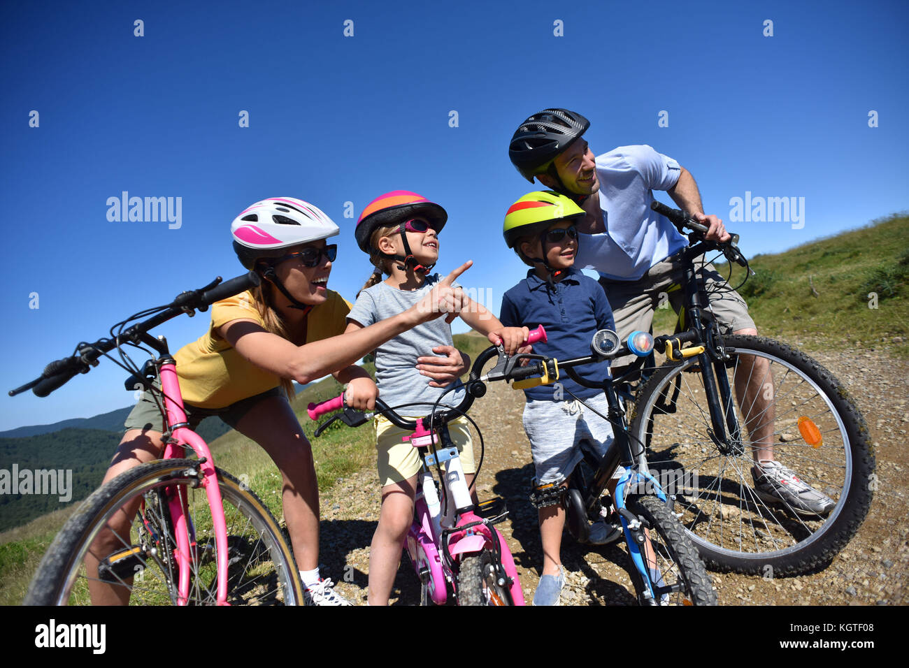 Familie auf einem Bike Tag, Eltern an der Landschaft zeigen Stockfoto